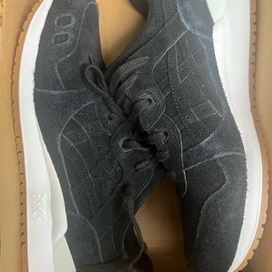 Asics Gel-Lyte III, Black with gum sole, size 10. New without tags